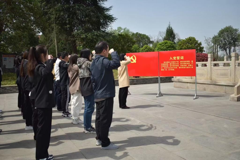 铭记革命先烈，传承革命精神——金年会jinnianhuicom党总支组织开展清明节祭扫革命烈士陵园活动